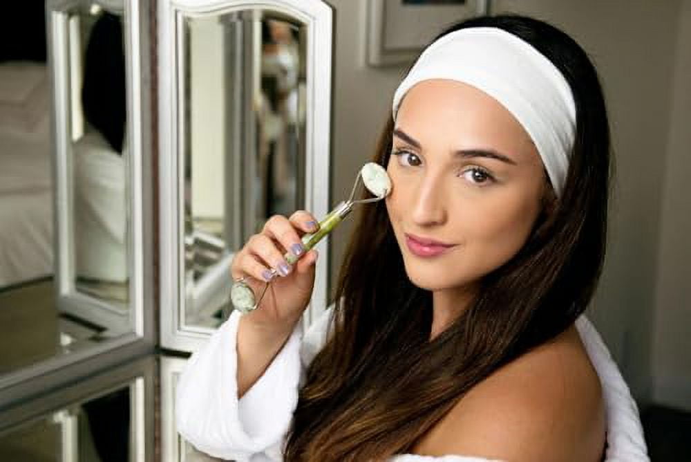 Jade Face Roller with Dual-Action Design, Green For All Skin Types - Image 4